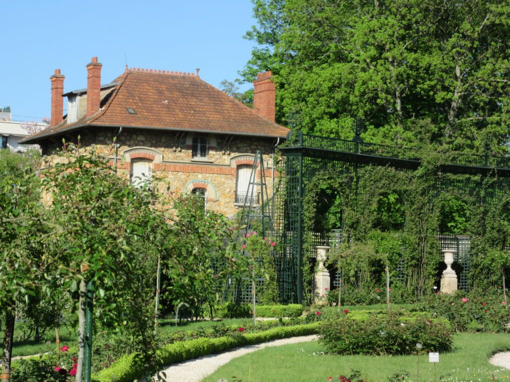 Le magnifique pavillon Hoff, dont le jardin aux arbres centenaires fait un écrin à la Roseraie